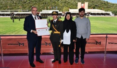 Şehit Ömer Halisdemir’in kızı Elif Nur Halisdemir teğmen oldu